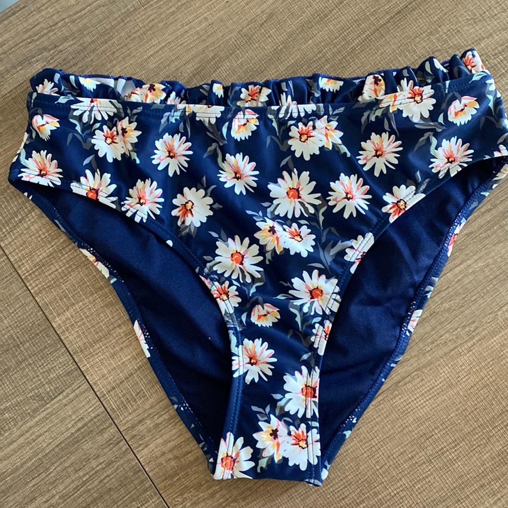 *!!NEVER WORN!!* Navy blue, daisy print, mid-rise bikini bottoms from SHEKINI.